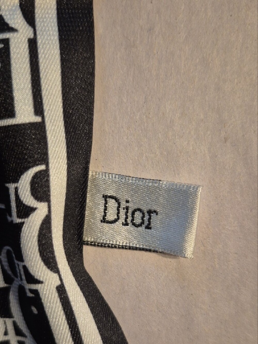 Low Start Dior Black & White Scarf. Comes In A Dior Box .NWOT . - Picture 5 of 5